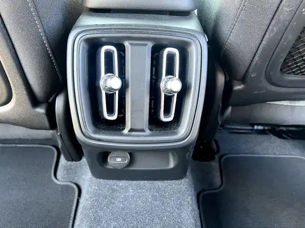 VOLVO C40 (18/28)
