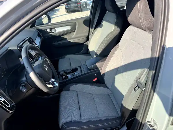 VOLVO C40 (9/28)