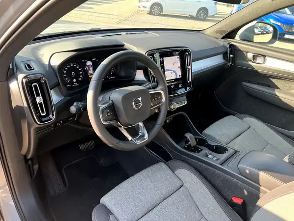 VOLVO C40 (10/28)