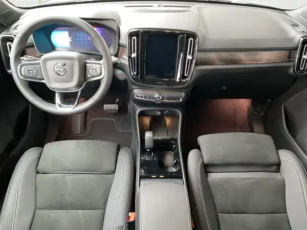 VOLVO C40 (9/20)