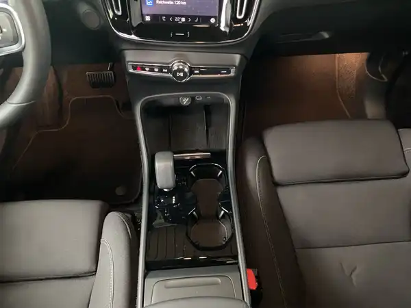 VOLVO C40 (9/20)