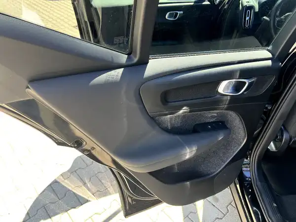 VOLVO C40 (11/27)