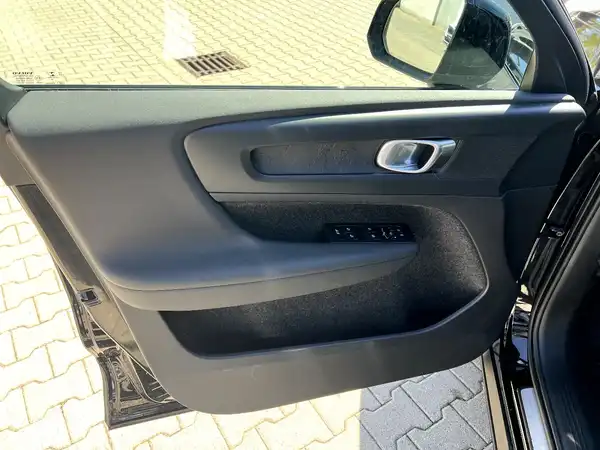 VOLVO C40 (10/27)