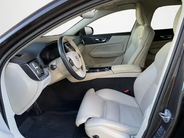VOLVO V60 (8/23)