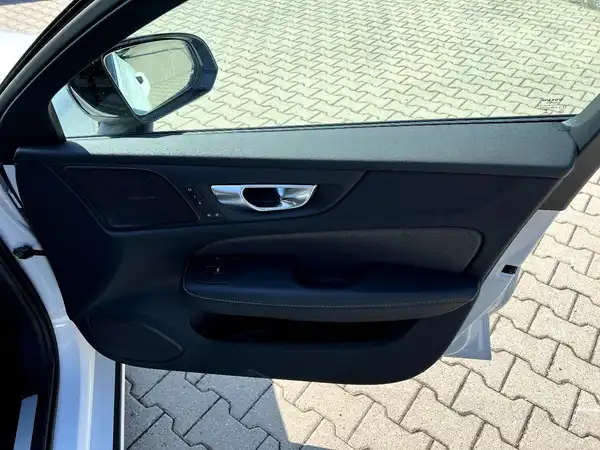 VOLVO V60 (22/28)