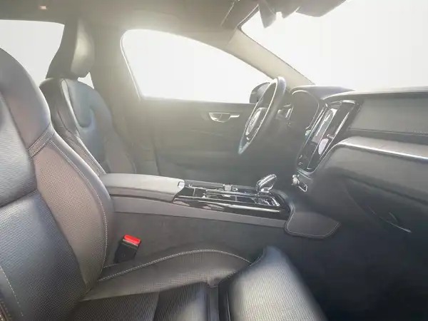 VOLVO V60 (12/21)