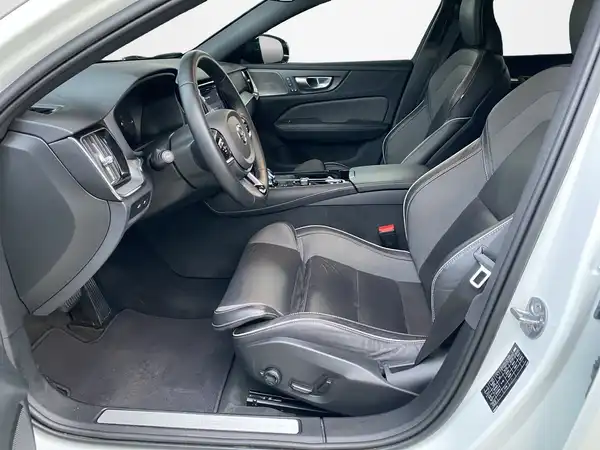 VOLVO V60 (8/23)
