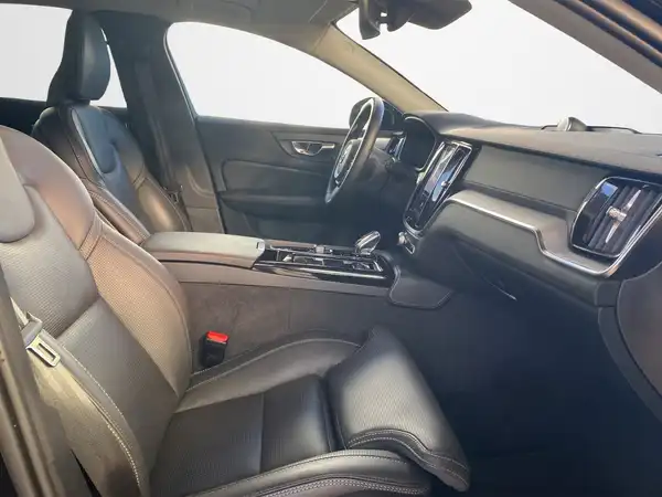 VOLVO V60 (12/22)