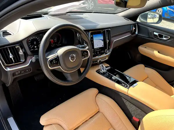 VOLVO V60 (10/29)