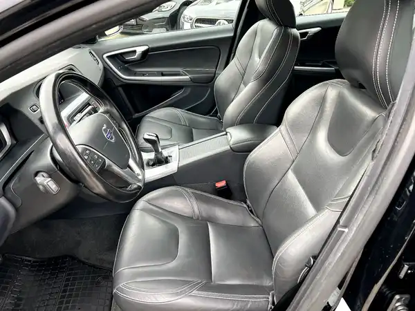 VOLVO V60 (8/29)