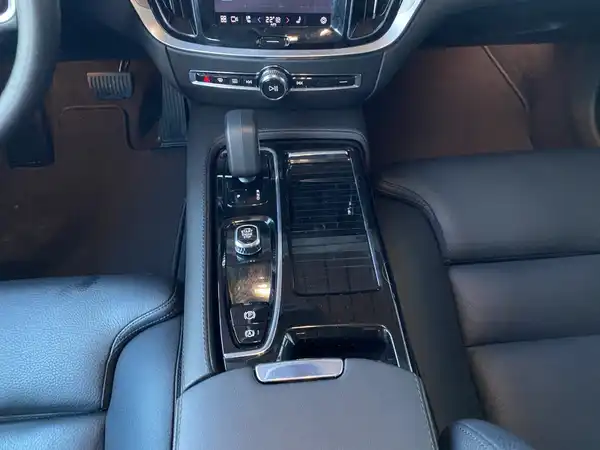 VOLVO V60 (10/22)