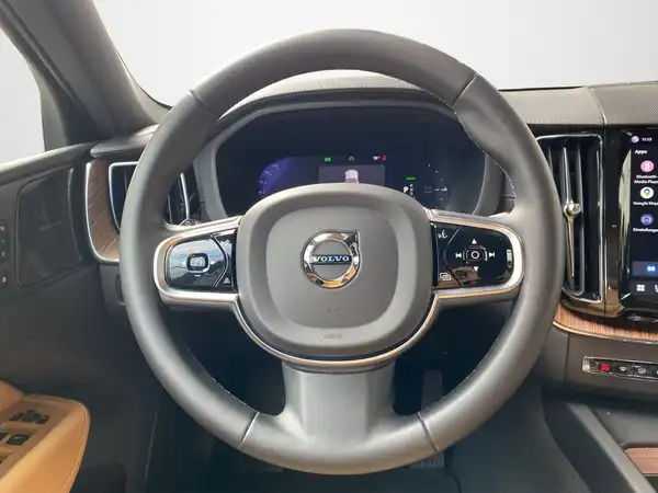 VOLVO XC60 (10/22)