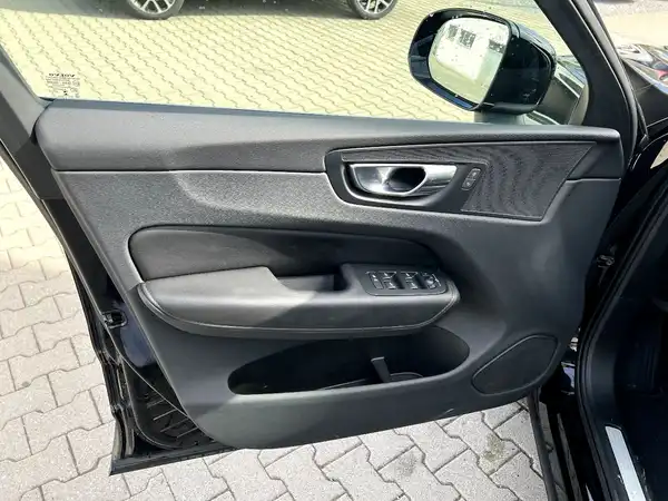 VOLVO XC60 (11/28)