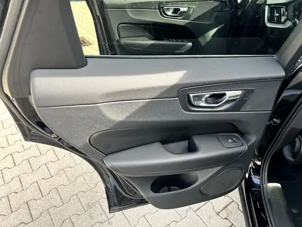VOLVO XC60 (12/28)