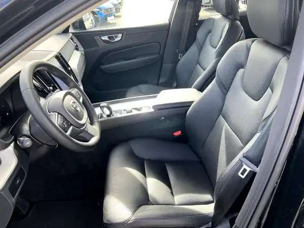 VOLVO XC60 (9/28)