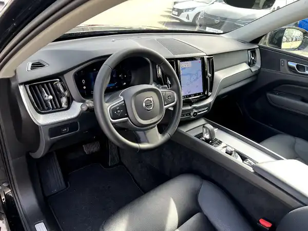 VOLVO XC60 (10/28)