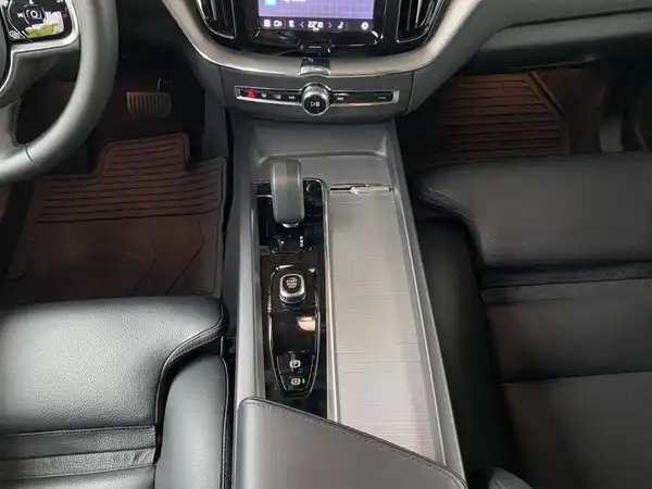 VOLVO XC60 (9/23)