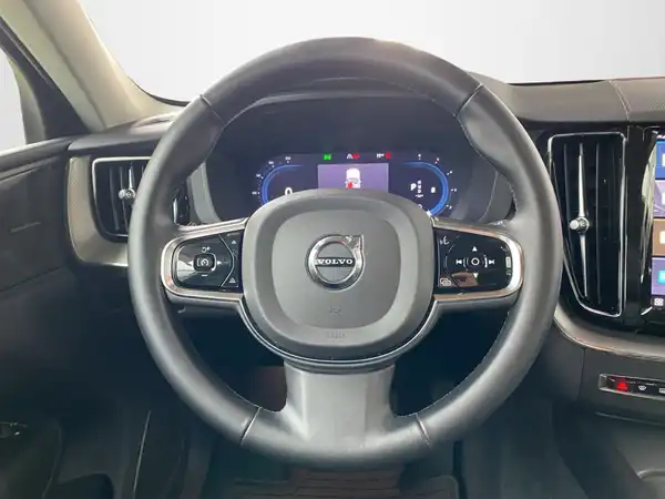 VOLVO XC60 (10/23)