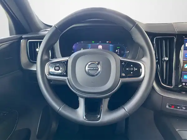 VOLVO XC60 (10/23)