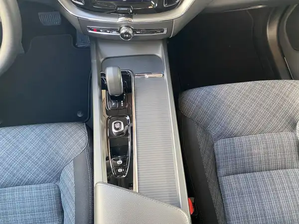 VOLVO XC60 (9/23)