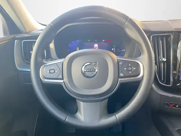 VOLVO XC60 (10/23)