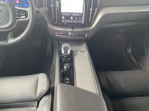 VOLVO XC60 (9/23)