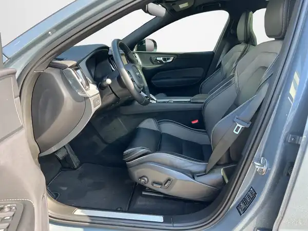 VOLVO XC60 (7/23)