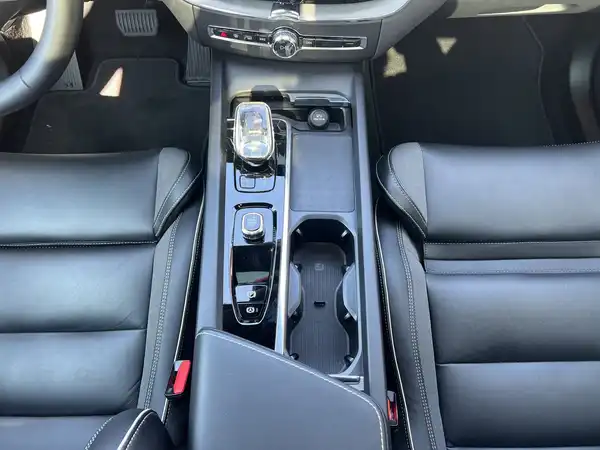 VOLVO XC60 (9/23)
