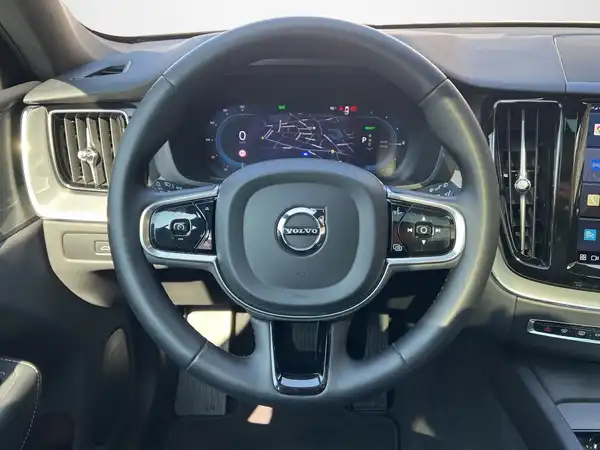 VOLVO XC60 (10/23)