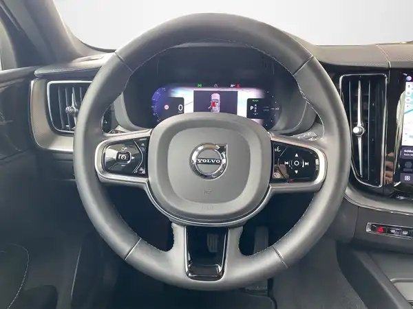 VOLVO XC60 (10/23)