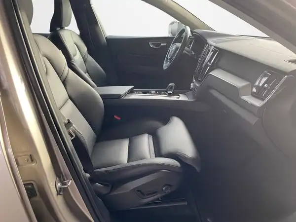 VOLVO XC60 (12/23)