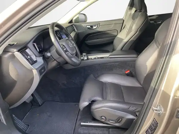 VOLVO XC60 (7/23)