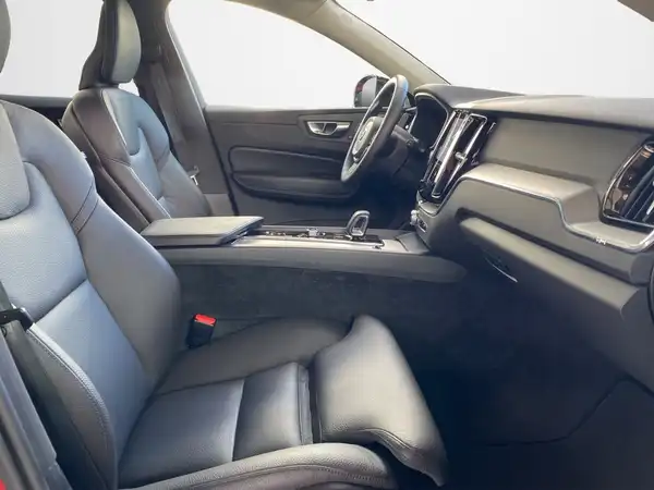 VOLVO XC60 (12/23)