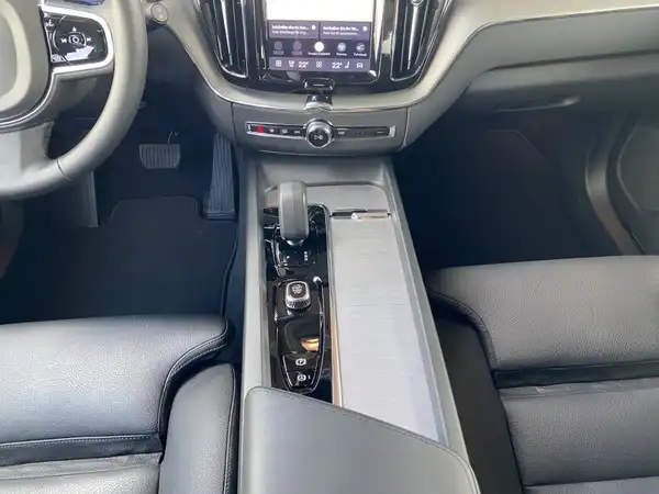 VOLVO XC60 (9/23)