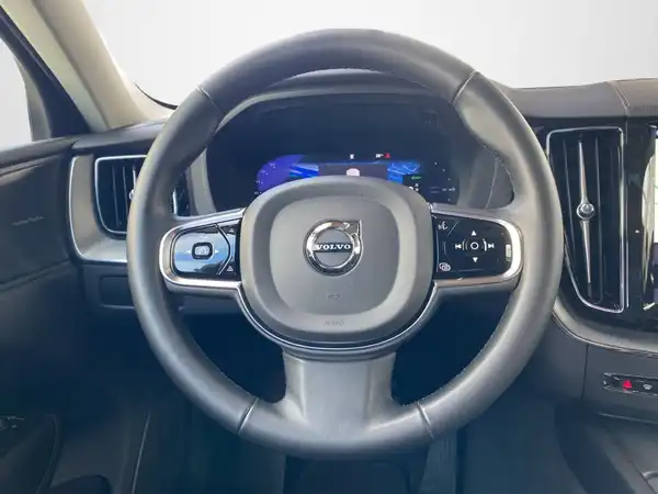 VOLVO XC60 (10/23)