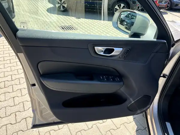 VOLVO XC60 (12/29)