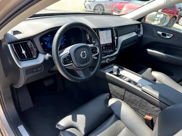 VOLVO XC60 (10/29)