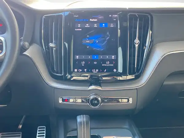 VOLVO XC60 (11/22)