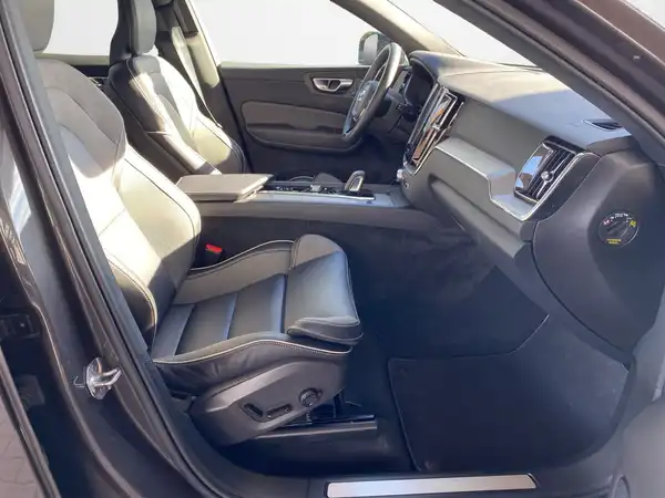 VOLVO XC60 (12/22)