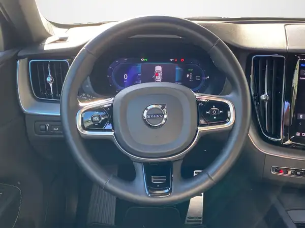 VOLVO XC60 (10/22)