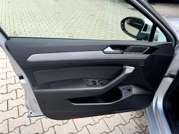 VW PASSAT VARIANT (10/28)