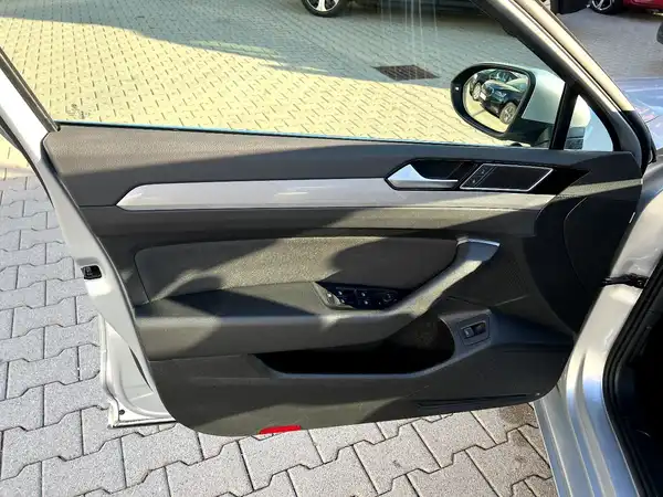 VW PASSAT VARIANT (10/28)