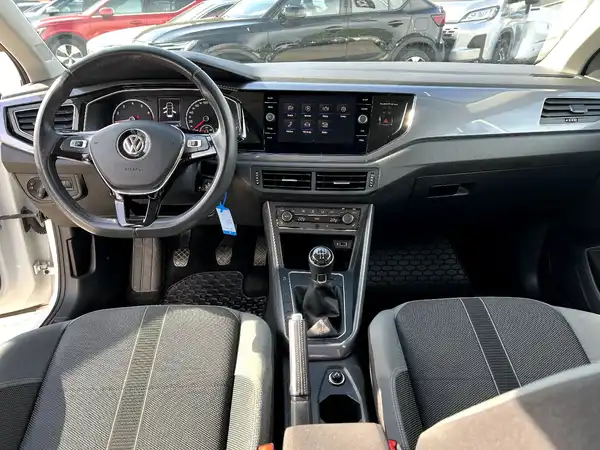 VW POLO (17/26)