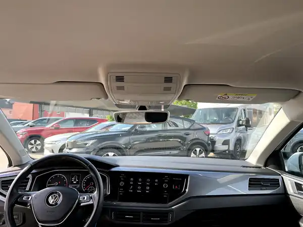 VW POLO (18/26)