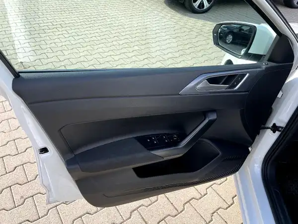 VW POLO (10/26)