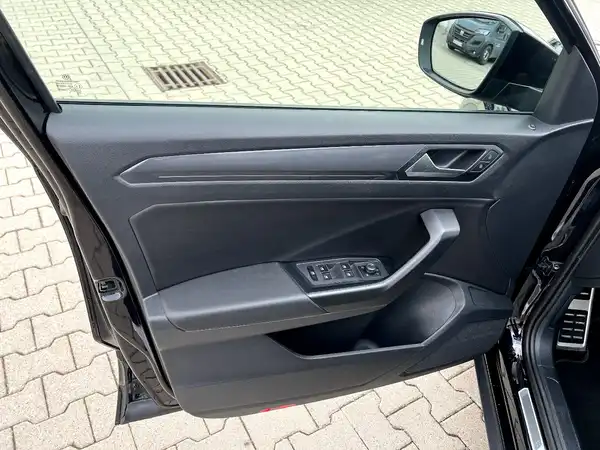 VW T-ROC (10/28)