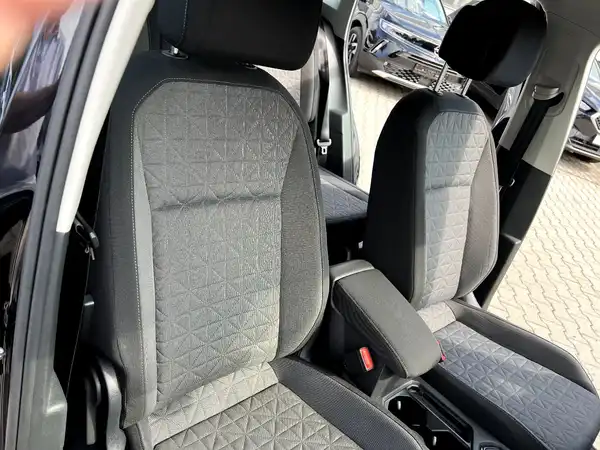 VW TIGUAN (23/28)