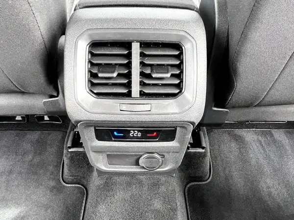VW TIGUAN (18/28)