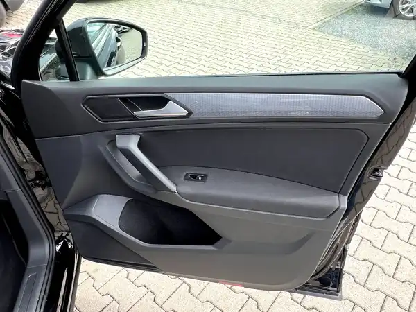 VW TIGUAN (21/28)