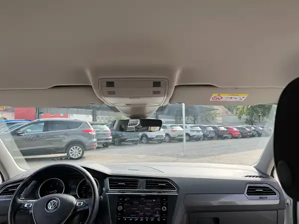 VW TIGUAN (19/26)